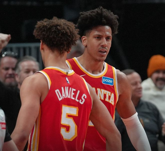 杰伦约翰逊率老鹰大胜雄鹿 九连胜锁定附加赛席