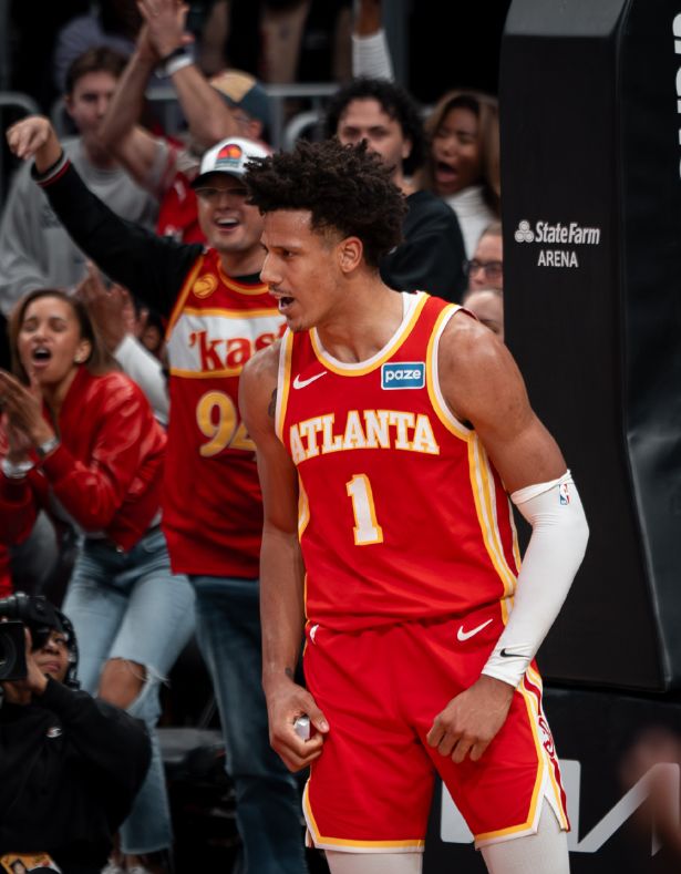 杰伦约翰逊率老鹰大胜雄鹿 九连胜锁定附加赛席