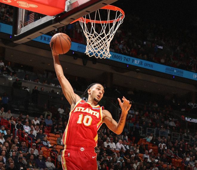 杰伦约翰逊率老鹰大胜雄鹿 九连胜锁定附加赛席